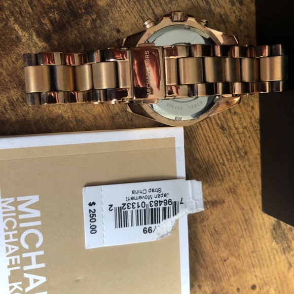 Michael Kors Rose Gold Watch - Picture 5 of 7